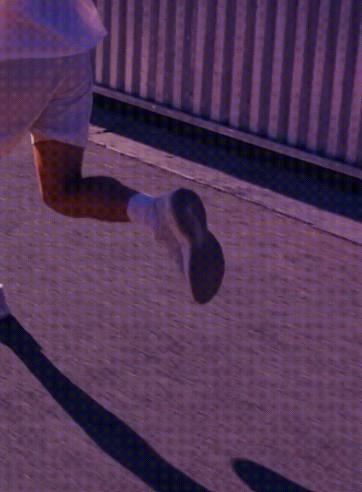 Persona corriendo en la calle