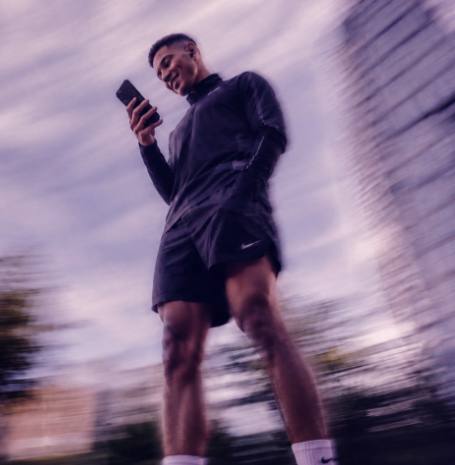 Runner revisando su actividad en el smartphone